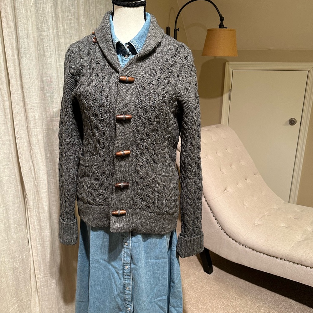Levi’s vintage Gray Cable Knit Cardigan with Wooden Buttons great condition